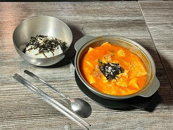 +(台中韓式料理)摸摸韓食堂台中一中店~料多泡菜豆腐鍋、必點 +(台中韓式料理)摸摸韓食堂台中一中店~料多泡菜豆腐鍋、必點