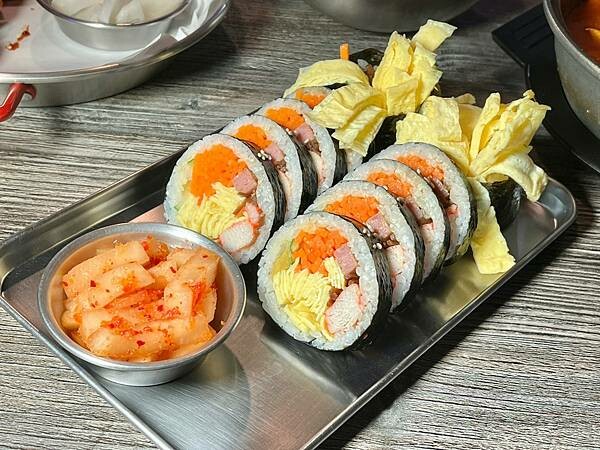 +(台中韓式料理)摸摸韓食堂台中一中店~料多泡菜豆腐鍋、必點 +(台中韓式料理)摸摸韓食堂台中一中店~料多泡菜豆腐鍋、必點