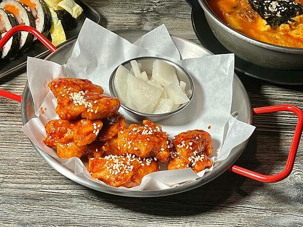 +(台中韓式料理)摸摸韓食堂台中一中店~料多泡菜豆腐鍋、必點 +(台中韓式料理)摸摸韓食堂台中一中店~料多泡菜豆腐鍋、必點