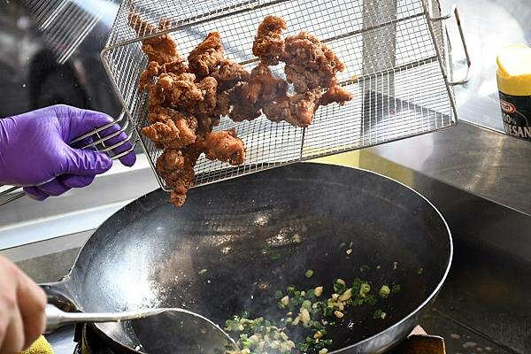 全台首創柴燒麥芽炸雞【小雛鍋巴炸雞】開賣啦！熱炒炸雞你吃過嗎？特色炸雞真的必吃～※南應大美食※永康炸雞