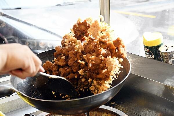 全台首創柴燒麥芽炸雞【小雛鍋巴炸雞】開賣啦！熱炒炸雞你吃過嗎？特色炸雞真的必吃～※南應大美食※永康炸雞