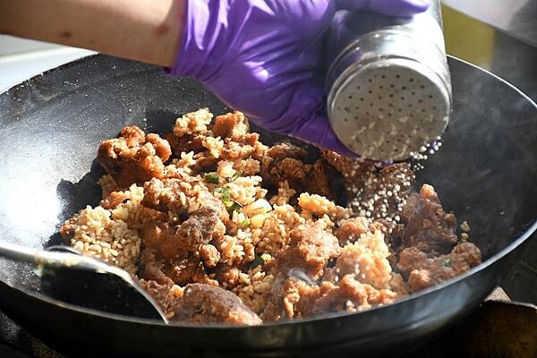 全台首創柴燒麥芽炸雞【小雛鍋巴炸雞】開賣啦！熱炒炸雞你吃過嗎？特色炸雞真的必吃～※南應大美食※永康炸雞