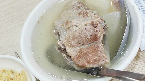 艋舺原汁排骨湯東門市場店｜東門市場裡的爆高評價的排骨湯