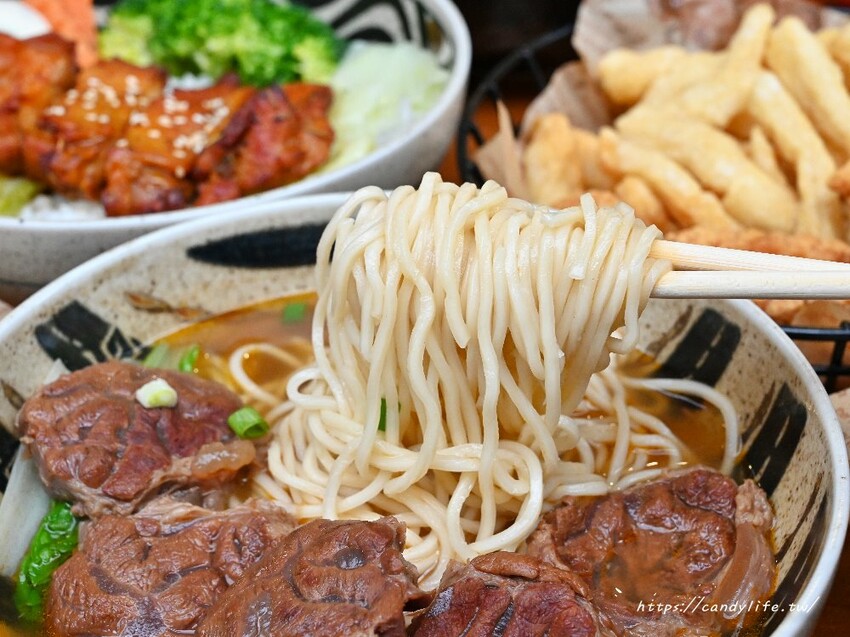 阿部茶店｜穿越至70年代泡沫紅茶店，還有回憶殺芬蘭果汁，喝茶聊天好所在，經典牛肉麵必點