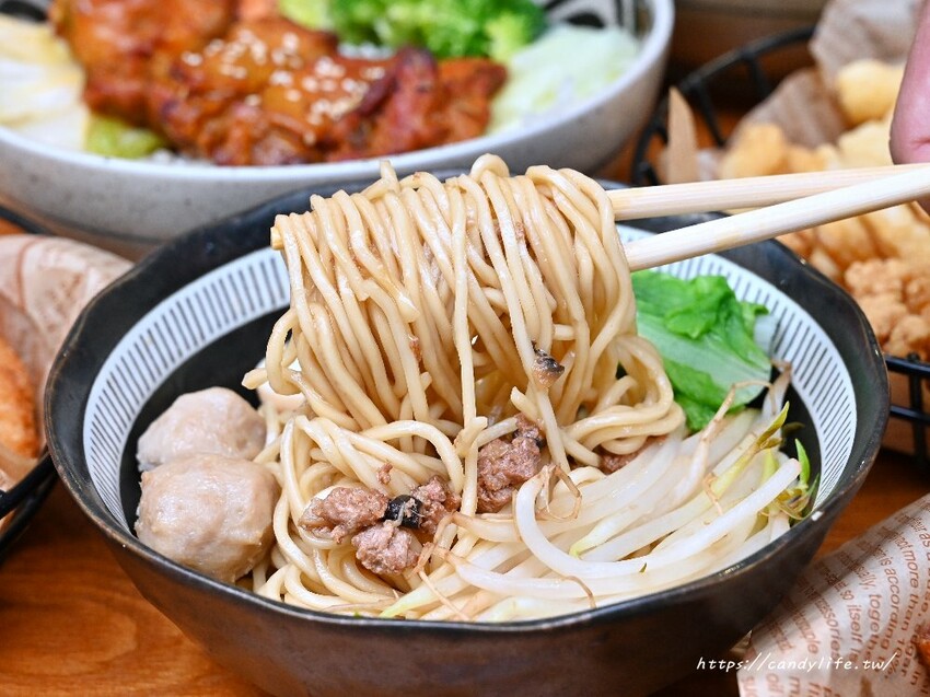 阿部茶店｜穿越至70年代泡沫紅茶店，還有回憶殺芬蘭果汁，喝茶聊天好所在，經典牛肉麵必點