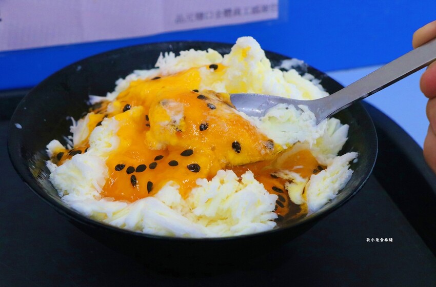 雪花冰哪裡吃?二十種配料任你選好吃便宜又大碗,二個人吃都很足