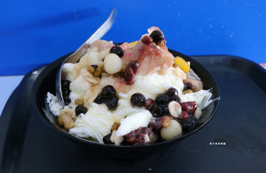 雪花冰哪裡吃?二十種配料任你選好吃便宜又大碗,二個人吃都很足