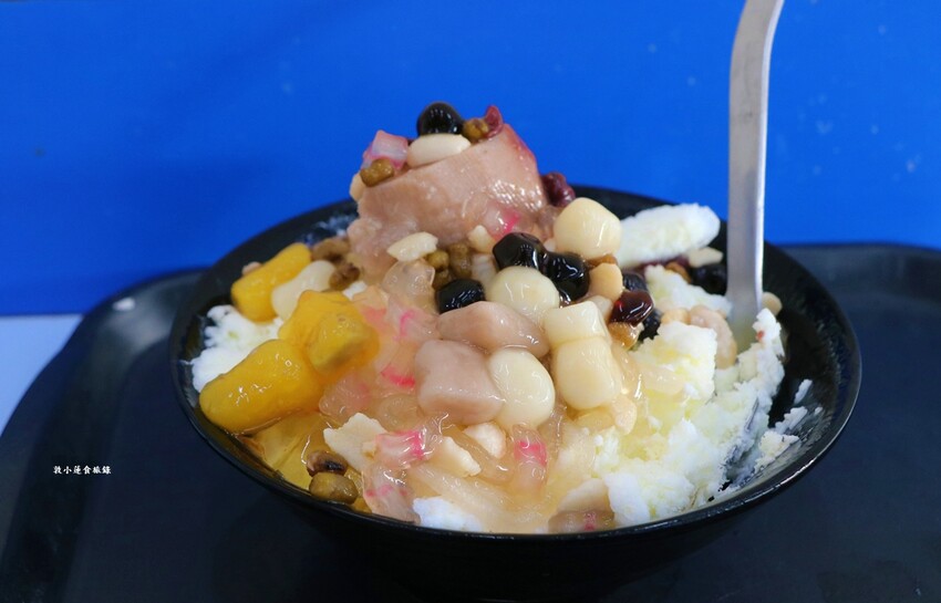 雪花冰哪裡吃?二十種配料任你選好吃便宜又大碗,二個人吃都很足