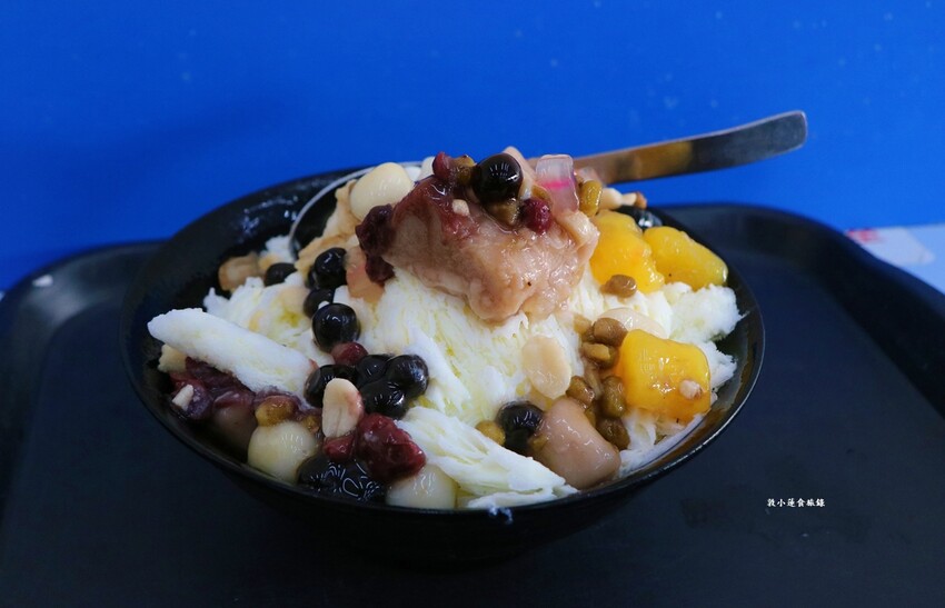 雪花冰哪裡吃?二十種配料任你選好吃便宜又大碗,二個人吃都很足