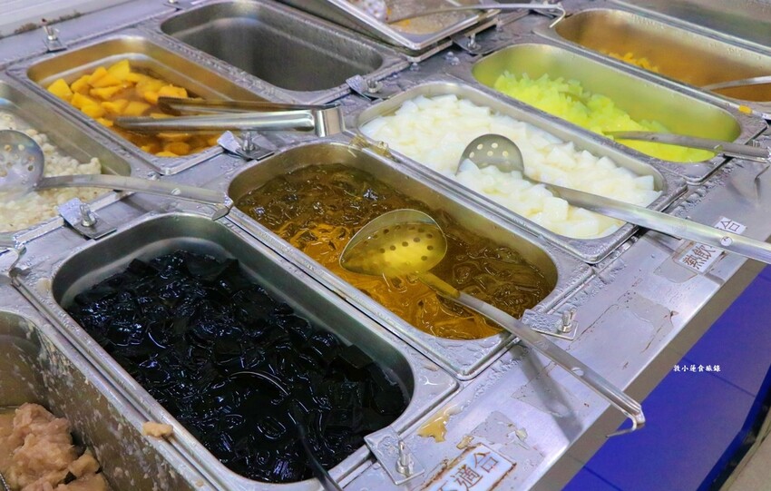 雪花冰哪裡吃?二十種配料任你選好吃便宜又大碗,二個人吃都很足