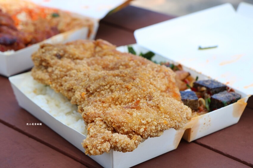 超大現炸雞排飯!!百元有找還能吃飽飽!!一盒抵二餐超省錢