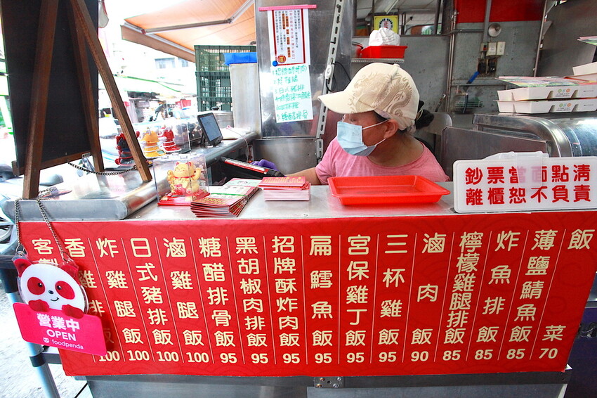 高雄市苓雅區吃。高雄美食｜苓雅區。「大山排骨飯(苓雅總店)」網路超夯比臉還大炸雞排便當，炸雞排超厚實真的比臉還要大