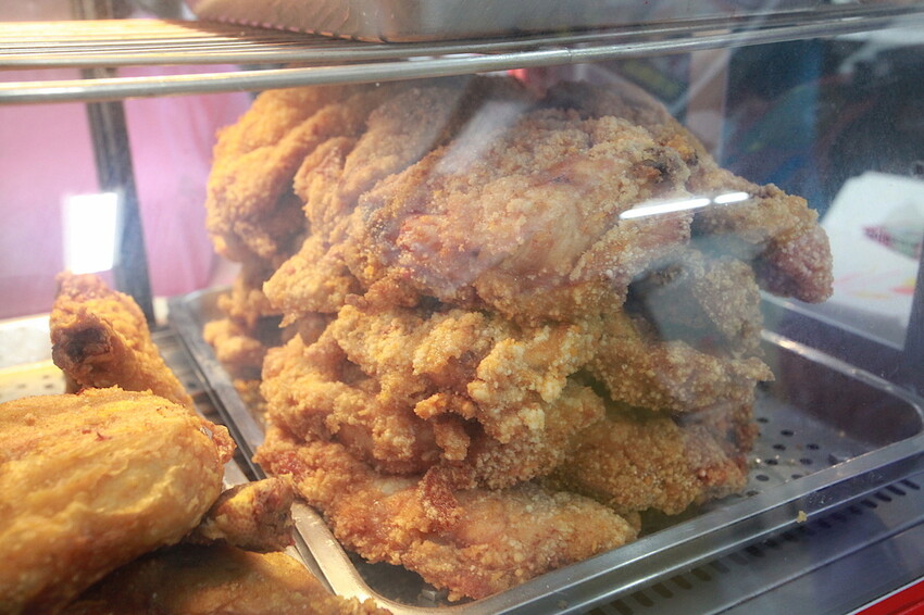 高雄市苓雅區吃。高雄美食｜苓雅區。「大山排骨飯(苓雅總店)」網路超夯比臉還大炸雞排便當，炸雞排超厚實真的比臉還要大