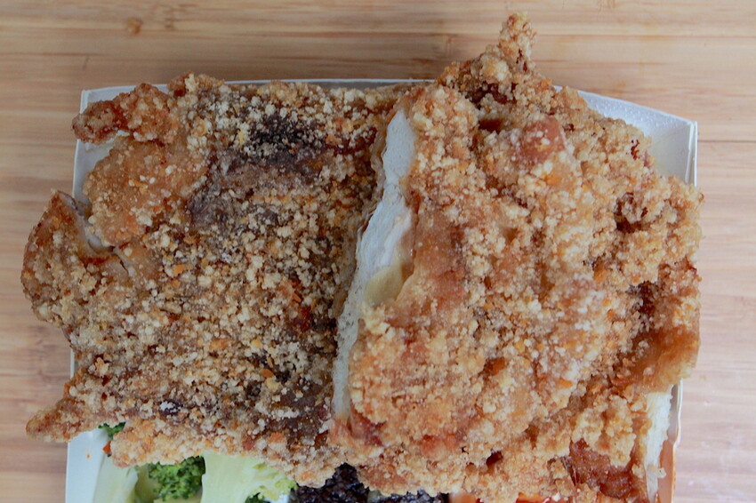 高雄市苓雅區吃。高雄美食｜苓雅區。「大山排骨飯(苓雅總店)」網路超夯比臉還大炸雞排便當，炸雞排超厚實真的比臉還要大