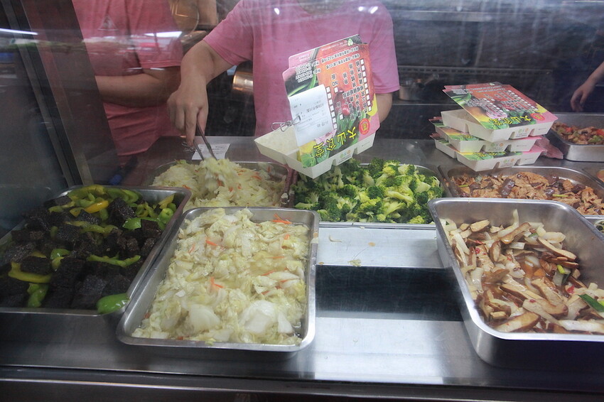 高雄市苓雅區吃。高雄美食｜苓雅區。「大山排骨飯(苓雅總店)」網路超夯比臉還大炸雞排便當，炸雞排超厚實真的比臉還要大