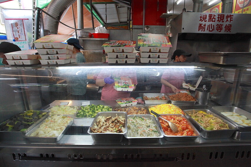 高雄市苓雅區吃。高雄美食｜苓雅區。「大山排骨飯(苓雅總店)」網路超夯比臉還大炸雞排便當，炸雞排超厚實真的比臉還要大