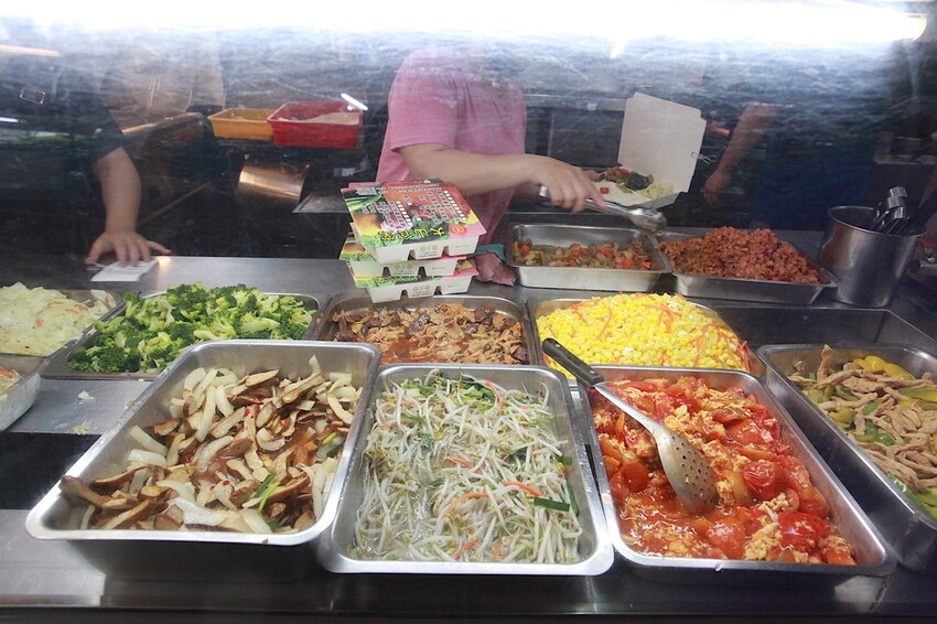 高雄市苓雅區吃。高雄美食｜苓雅區。「大山排骨飯(苓雅總店)」網路超夯比臉還大炸雞排便當，炸雞排超厚實真的比臉還要大