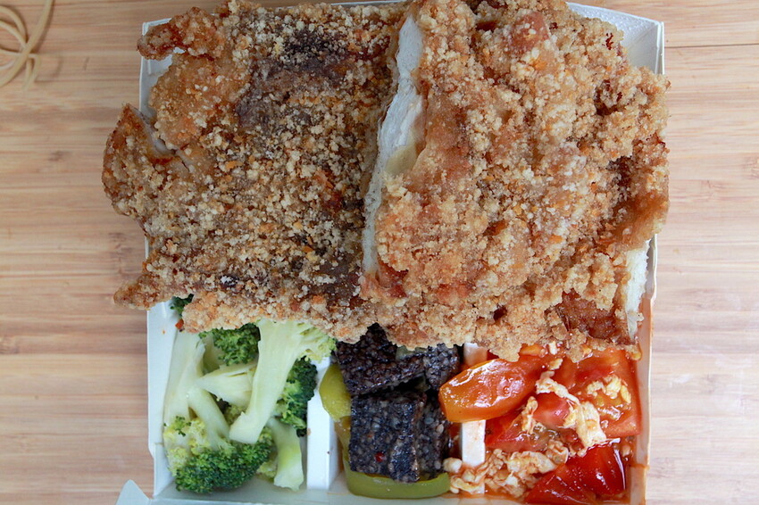 高雄市苓雅區吃。高雄美食｜苓雅區。「大山排骨飯(苓雅總店)」網路超夯比臉還大炸雞排便當，炸雞排超厚實真的比臉還要大