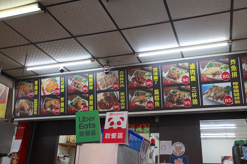 高雄市苓雅區吃。高雄美食｜苓雅區。「大山排骨飯(苓雅總店)」網路超夯比臉還大炸雞排便當，炸雞排超厚實真的比臉還要大