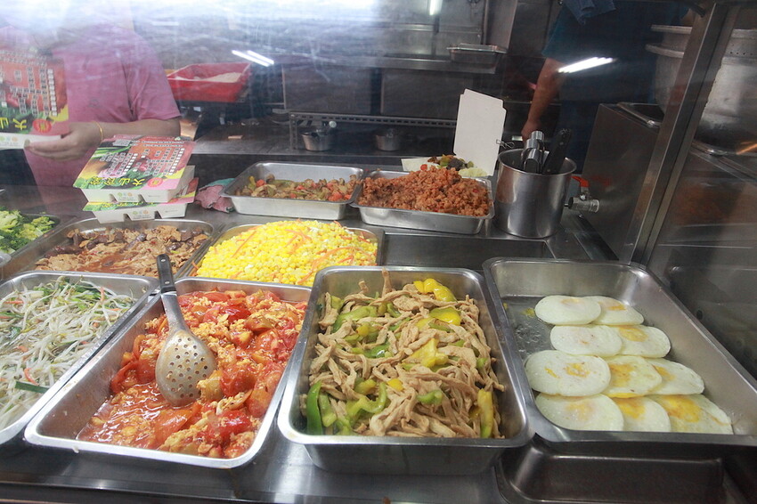 高雄市苓雅區吃。高雄美食｜苓雅區。「大山排骨飯(苓雅總店)」網路超夯比臉還大炸雞排便當，炸雞排超厚實真的比臉還要大