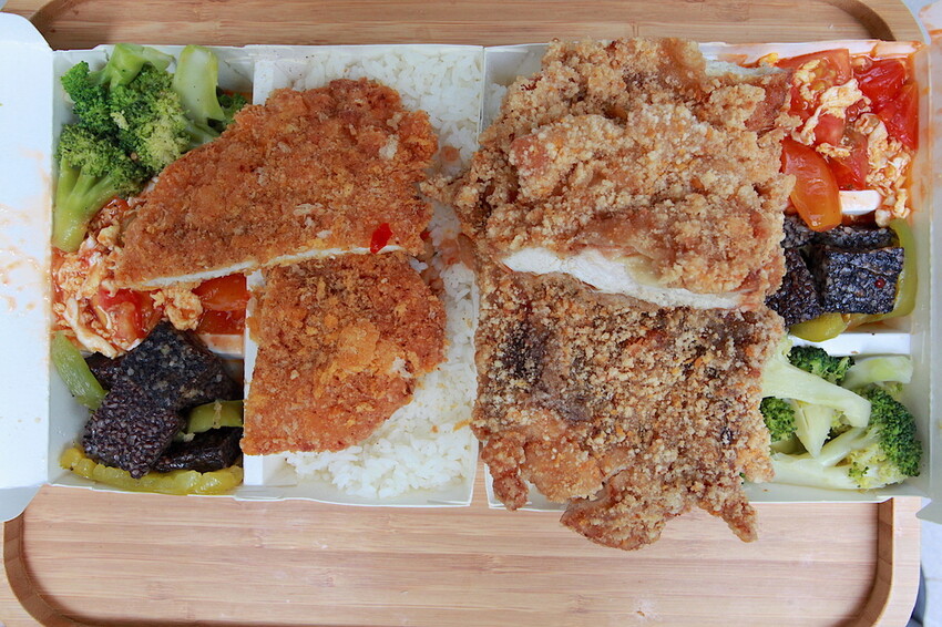 高雄市苓雅區吃。高雄美食｜苓雅區。「大山排骨飯(苓雅總店)」網路超夯比臉還大炸雞排便當，炸雞排超厚實真的比臉還要大