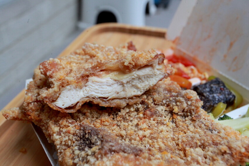 高雄市苓雅區吃。高雄美食｜苓雅區。「大山排骨飯(苓雅總店)」網路超夯比臉還大炸雞排便當，炸雞排超厚實真的比臉還要大