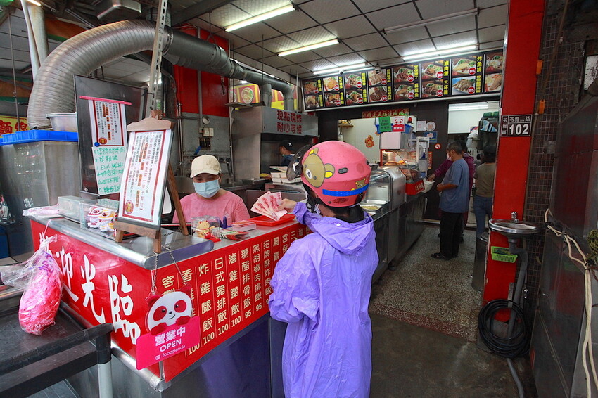 高雄市苓雅區吃。高雄美食｜苓雅區。「大山排骨飯(苓雅總店)」網路超夯比臉還大炸雞排便當，炸雞排超厚實真的比臉還要大