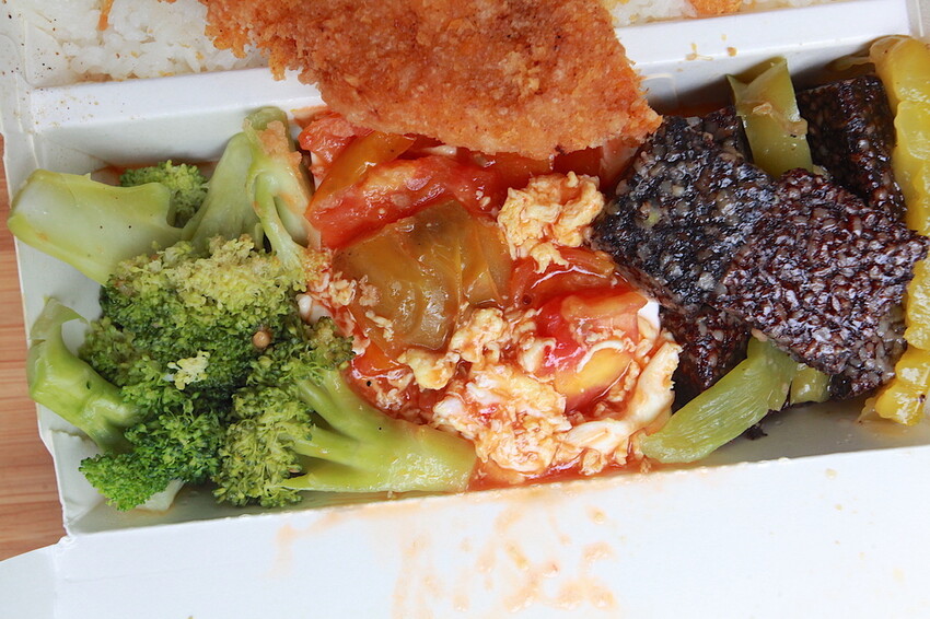 高雄市苓雅區吃。高雄美食｜苓雅區。「大山排骨飯(苓雅總店)」網路超夯比臉還大炸雞排便當，炸雞排超厚實真的比臉還要大