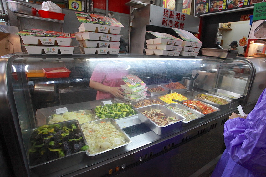 高雄市苓雅區吃。高雄美食｜苓雅區。「大山排骨飯(苓雅總店)」網路超夯比臉還大炸雞排便當，炸雞排超厚實真的比臉還要大