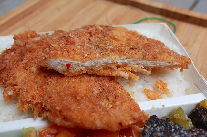 高雄市苓雅區吃。高雄美食｜苓雅區。「大山排骨飯(苓雅總店)」網路超夯比臉還大炸雞排便當，炸雞排超厚實真的比臉還要大