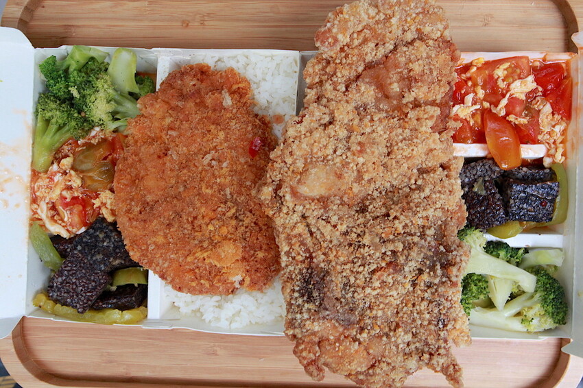 高雄市苓雅區吃。高雄美食｜苓雅區。「大山排骨飯(苓雅總店)」網路超夯比臉還大炸雞排便當，炸雞排超厚實真的比臉還要大