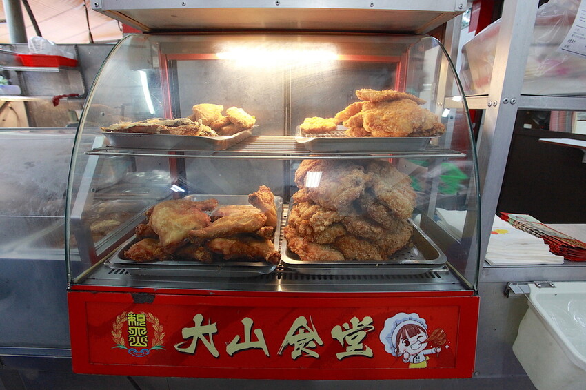 高雄市苓雅區吃。高雄美食｜苓雅區。「大山排骨飯(苓雅總店)」網路超夯比臉還大炸雞排便當，炸雞排超厚實真的比臉還要大