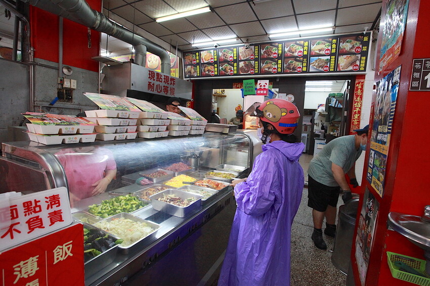 高雄市苓雅區吃。高雄美食｜苓雅區。「大山排骨飯(苓雅總店)」網路超夯比臉還大炸雞排便當，炸雞排超厚實真的比臉還要大