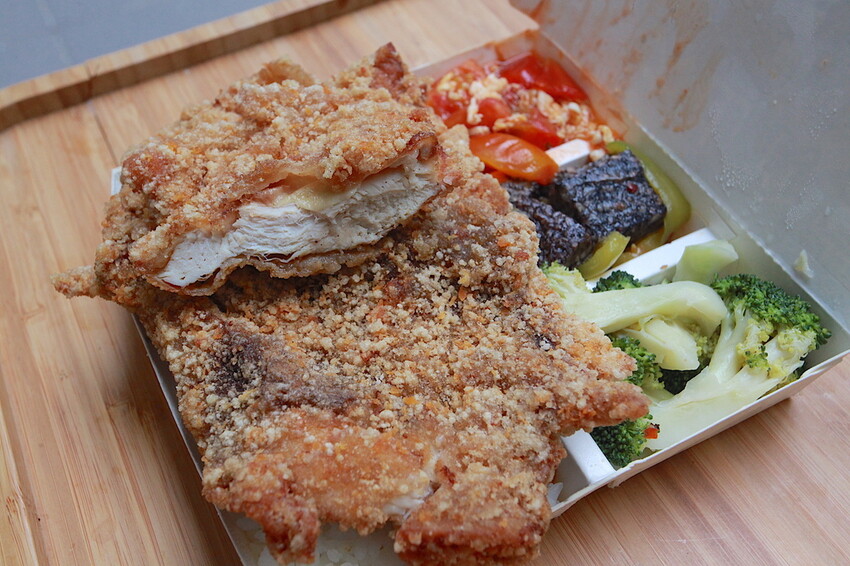 高雄市苓雅區吃。高雄美食｜苓雅區。「大山排骨飯(苓雅總店)」網路超夯比臉還大炸雞排便當，炸雞排超厚實真的比臉還要大