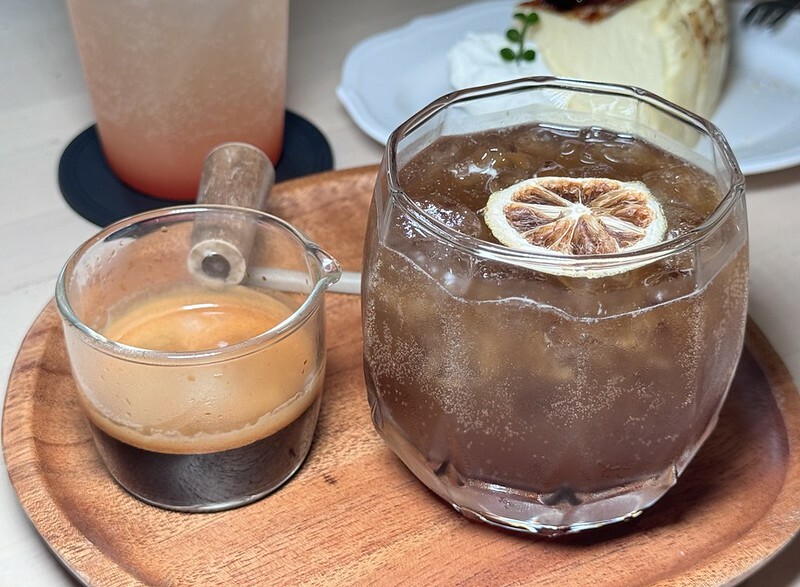 桃園大溪老宅咖啡廳！秋旭文青風甜點必拍，焦糖巴斯克 特色飲品推薦。