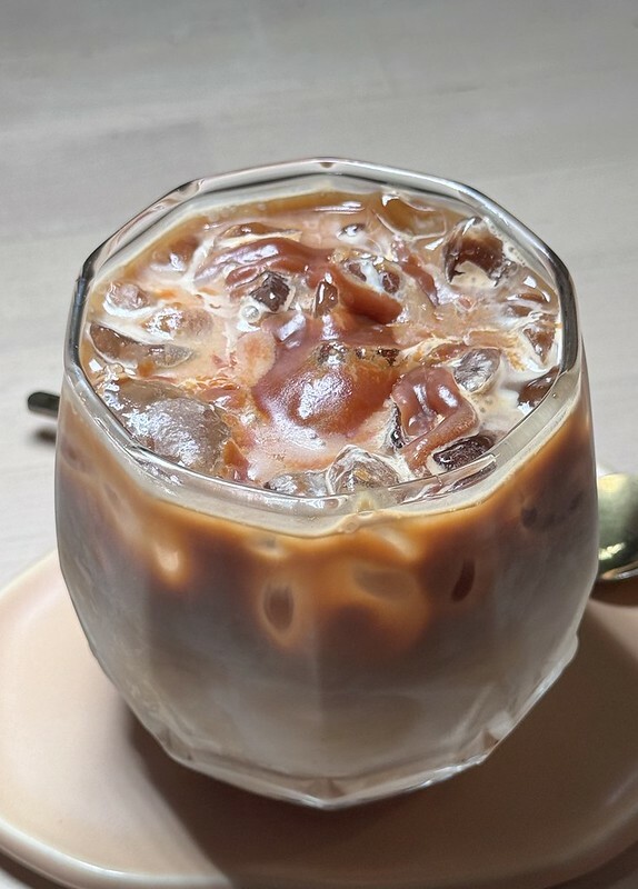 桃園大溪老宅咖啡廳！秋旭文青風甜點必拍，焦糖巴斯克 特色飲品推薦。