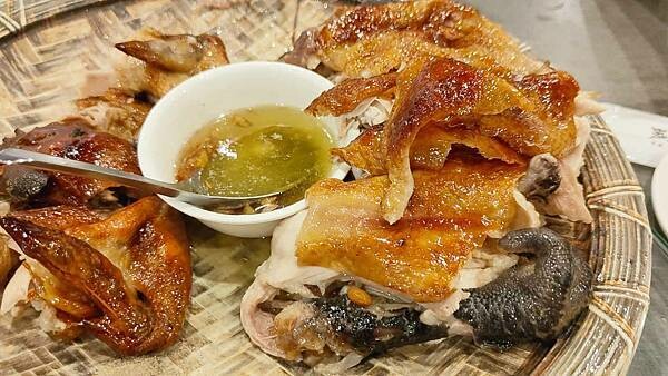 關子嶺紅雞城（甕缸雞）｜酥酥脆脆外皮的美味烤雞，還有免費湯一大鍋竹筍湯