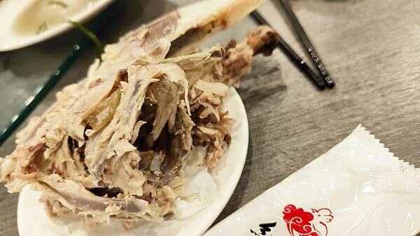 關子嶺紅雞城（甕缸雞）｜酥酥脆脆外皮的美味烤雞，還有免費湯一大鍋竹筍湯