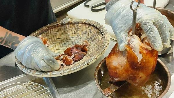 關子嶺紅雞城（甕缸雞）｜酥酥脆脆外皮的美味烤雞，還有免費湯一大鍋竹筍湯