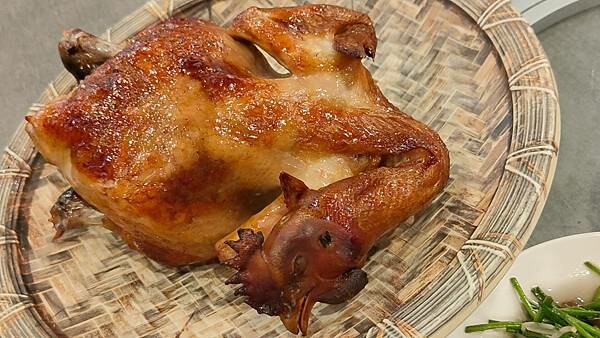 關子嶺紅雞城（甕缸雞）｜酥酥脆脆外皮的美味烤雞，還有免費湯一大鍋竹筍湯