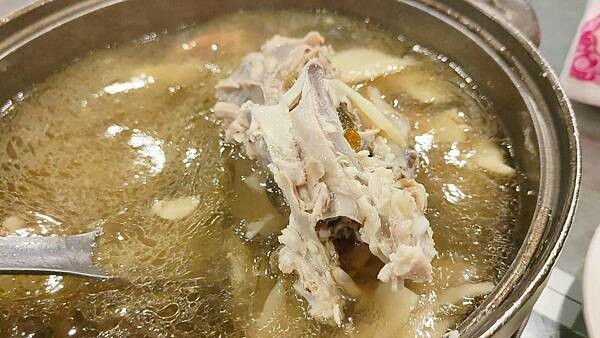 關子嶺紅雞城（甕缸雞）｜酥酥脆脆外皮的美味烤雞，還有免費湯一大鍋竹筍湯