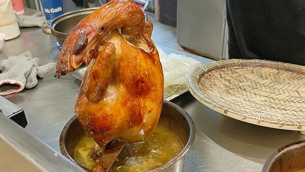 關子嶺紅雞城（甕缸雞）｜酥酥脆脆外皮的美味烤雞，還有免費湯一大鍋竹筍湯