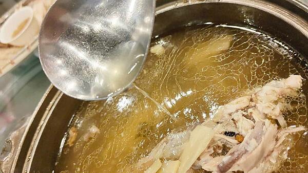 關子嶺紅雞城（甕缸雞）｜酥酥脆脆外皮的美味烤雞，還有免費湯一大鍋竹筍湯