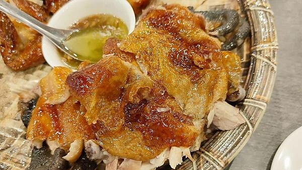 關子嶺紅雞城（甕缸雞）｜酥酥脆脆外皮的美味烤雞，還有免費湯一大鍋竹筍湯