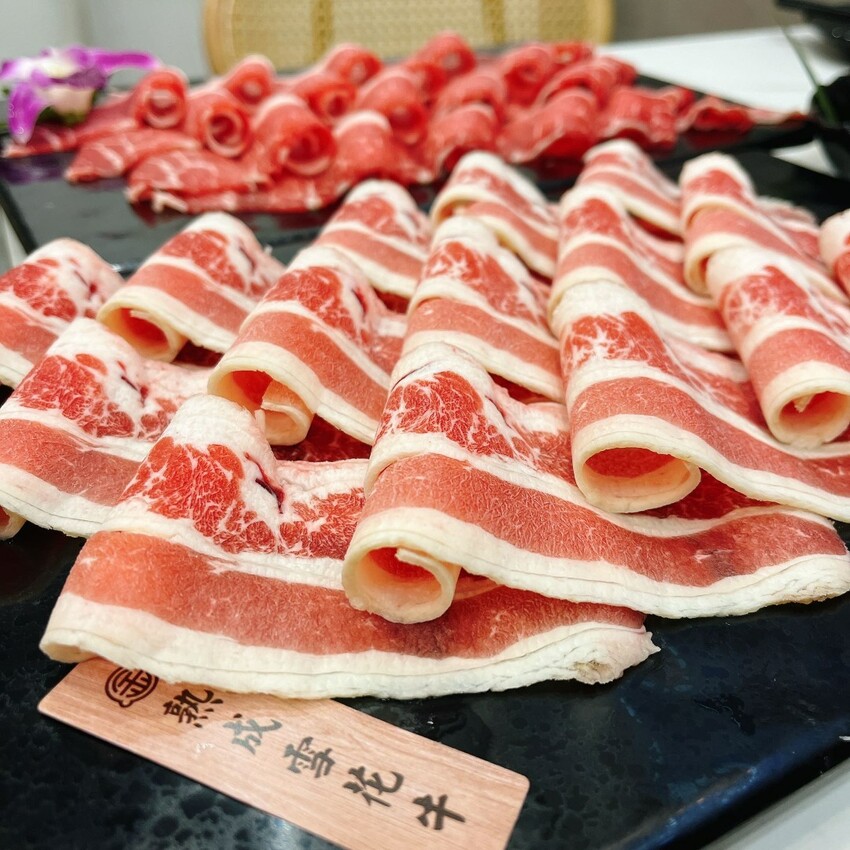 桃園必吃火鍋推薦—涮金鍋，特濃黃金雞湯頭好喝順口又營養~還有王子麵、意麵、冬粉吃到飽