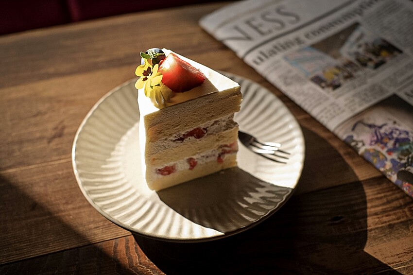 冬天必吃草莓季甜點，再來一杯手沖咖啡或草莓冰棒拿鐵，徹底抓住草莓控的胃！！