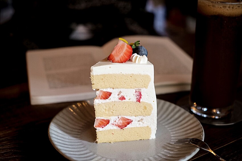 冬天必吃草莓季甜點，再來一杯手沖咖啡或草莓冰棒拿鐵，徹底抓住草莓控的胃！！