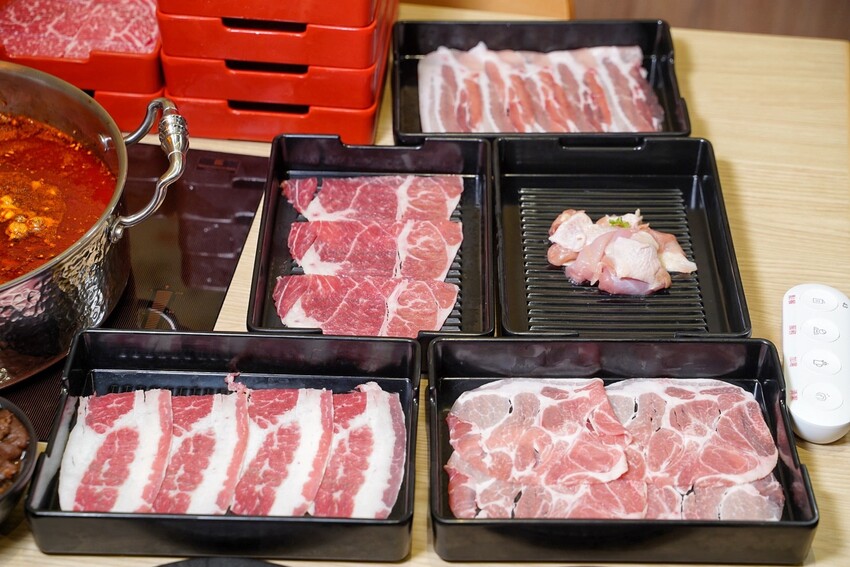 【和牛涮頭份尚順育樂世界店】苗栗首間日本A5和牛吃到飽！推薦頂級和牛套餐，能一次吃到四種和牛、炙燒和牛壽司、現烤鯛魚燒！自助吧區超豐富，還有舒適的用餐空間！ - 阿華田的美食日記