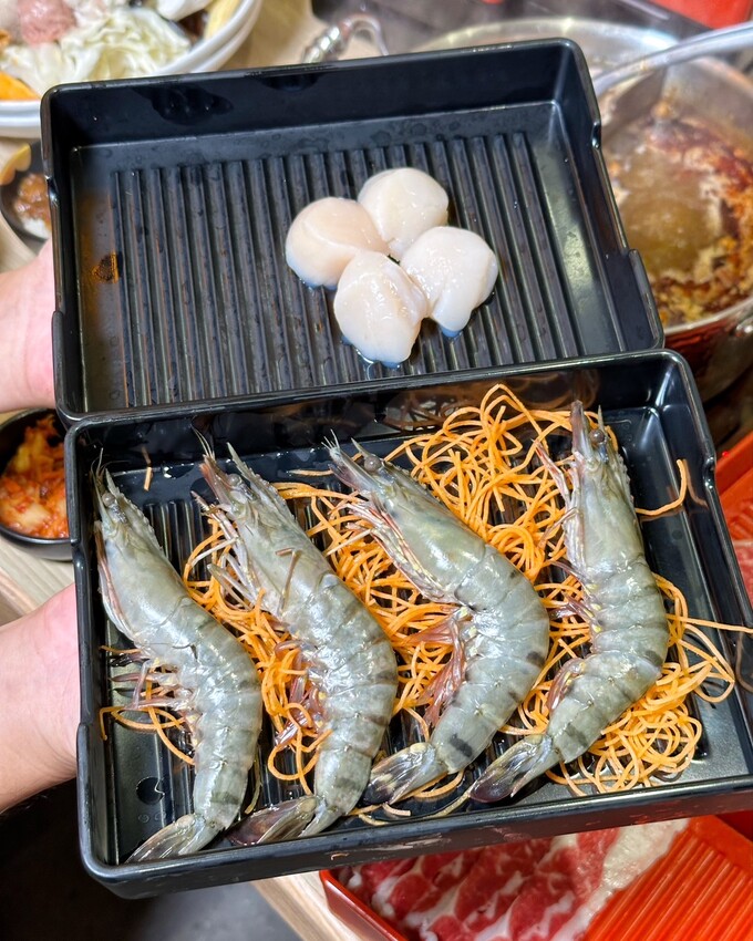 【和牛涮頭份尚順育樂世界店】苗栗首間日本A5和牛吃到飽！推薦頂級和牛套餐，能一次吃到四種和牛、炙燒和牛壽司、現烤鯛魚燒！自助吧區超豐富，還有舒適的用餐空間！ - 阿華田的美食日記