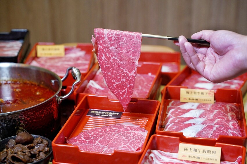 【和牛涮頭份尚順育樂世界店】苗栗首間日本A5和牛吃到飽！推薦頂級和牛套餐，能一次吃到四種和牛、炙燒和牛壽司、現烤鯛魚燒！自助吧區超豐富，還有舒適的用餐空間！ - 阿華田的美食日記